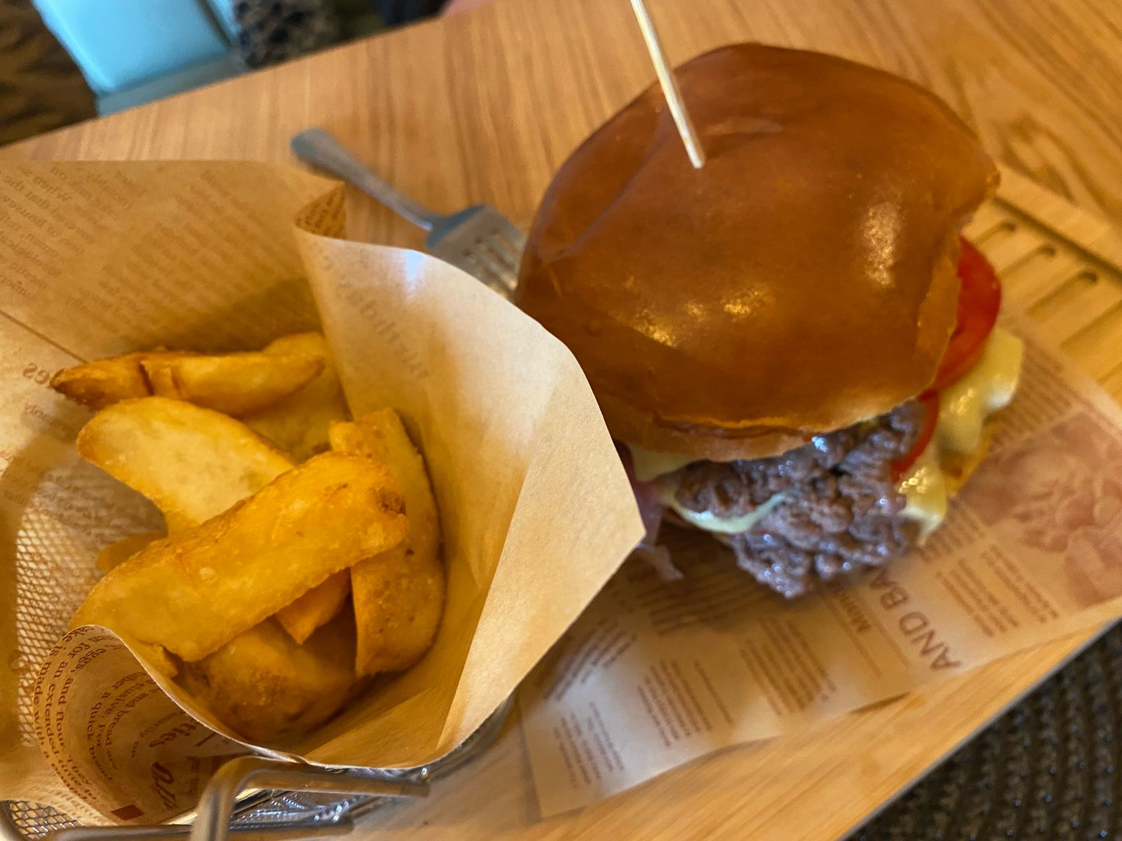 Hamburguesa con papas gajo